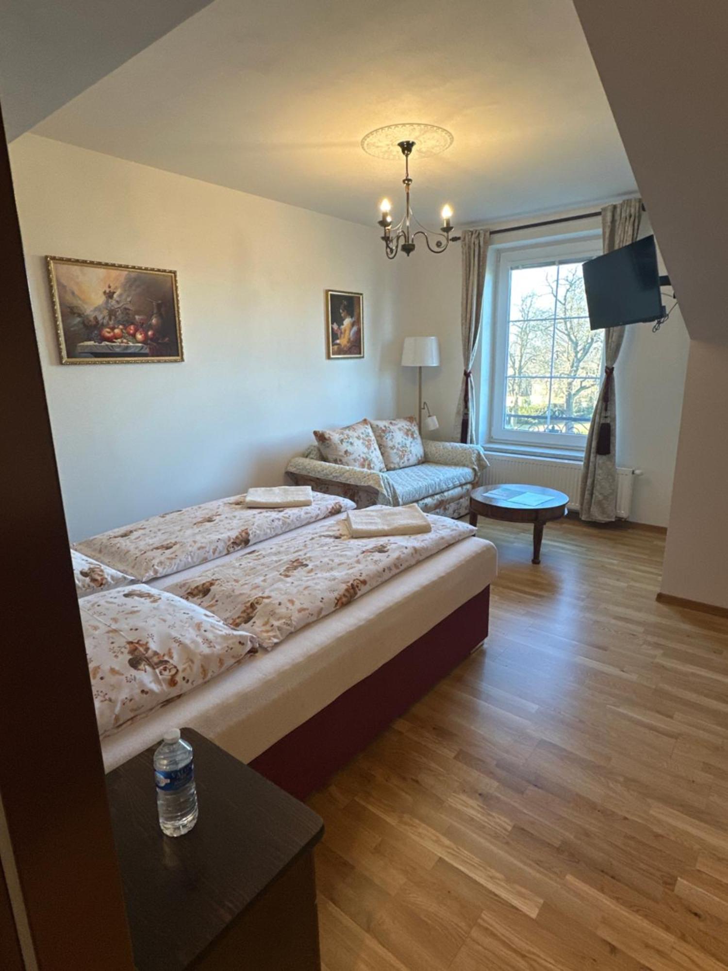 Hotel Bynovecky Zamecek Extérieur photo